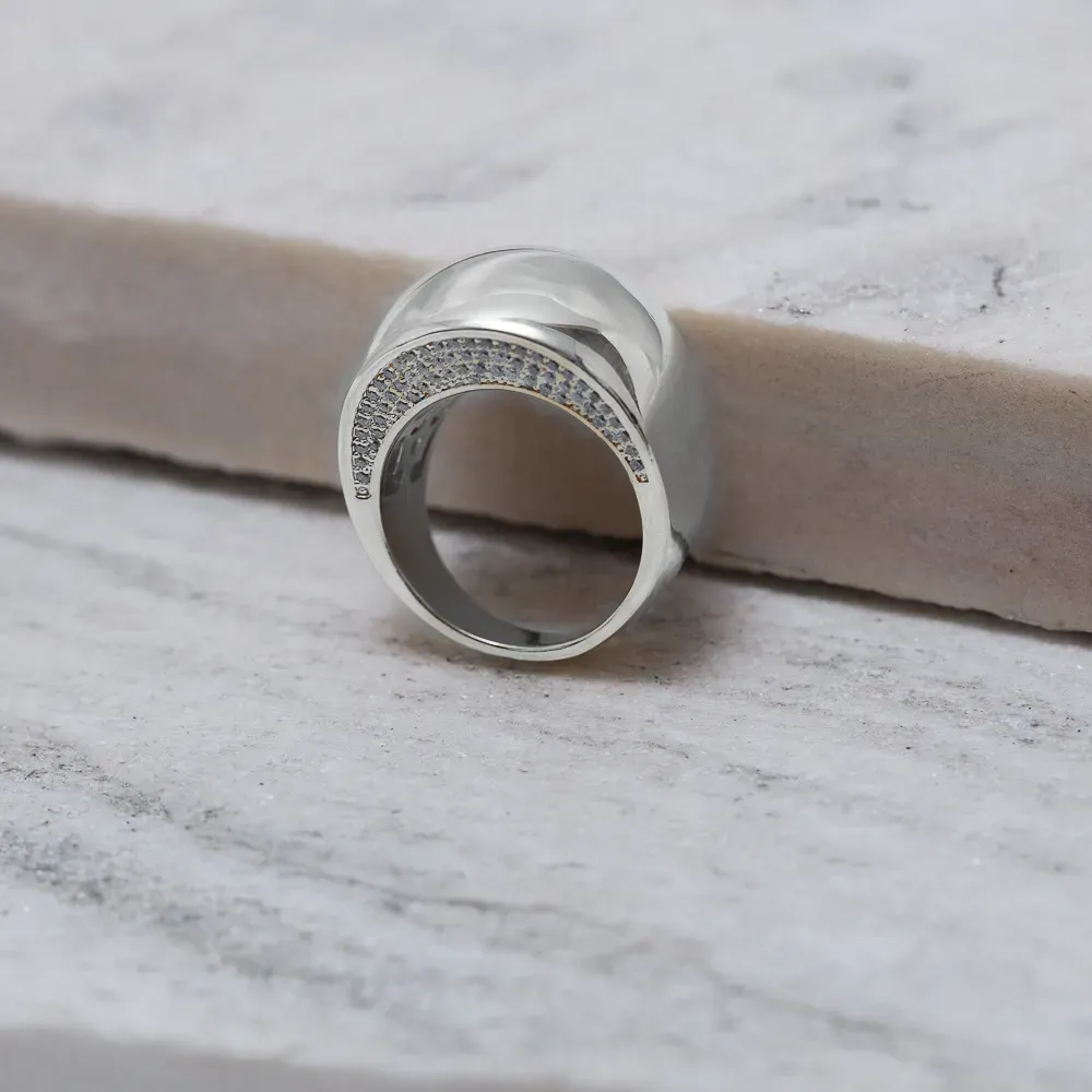 ANEL GRANDE ABAULADO COM ZIRCÔNIA LATERAL BANHO OURO 18K