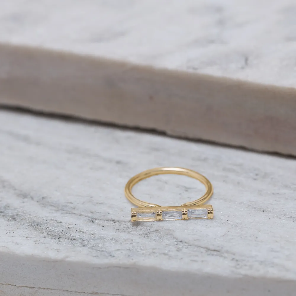 ANEL MINIMALISTA COM ZIRCÔNIAS BANHO OURO 18K