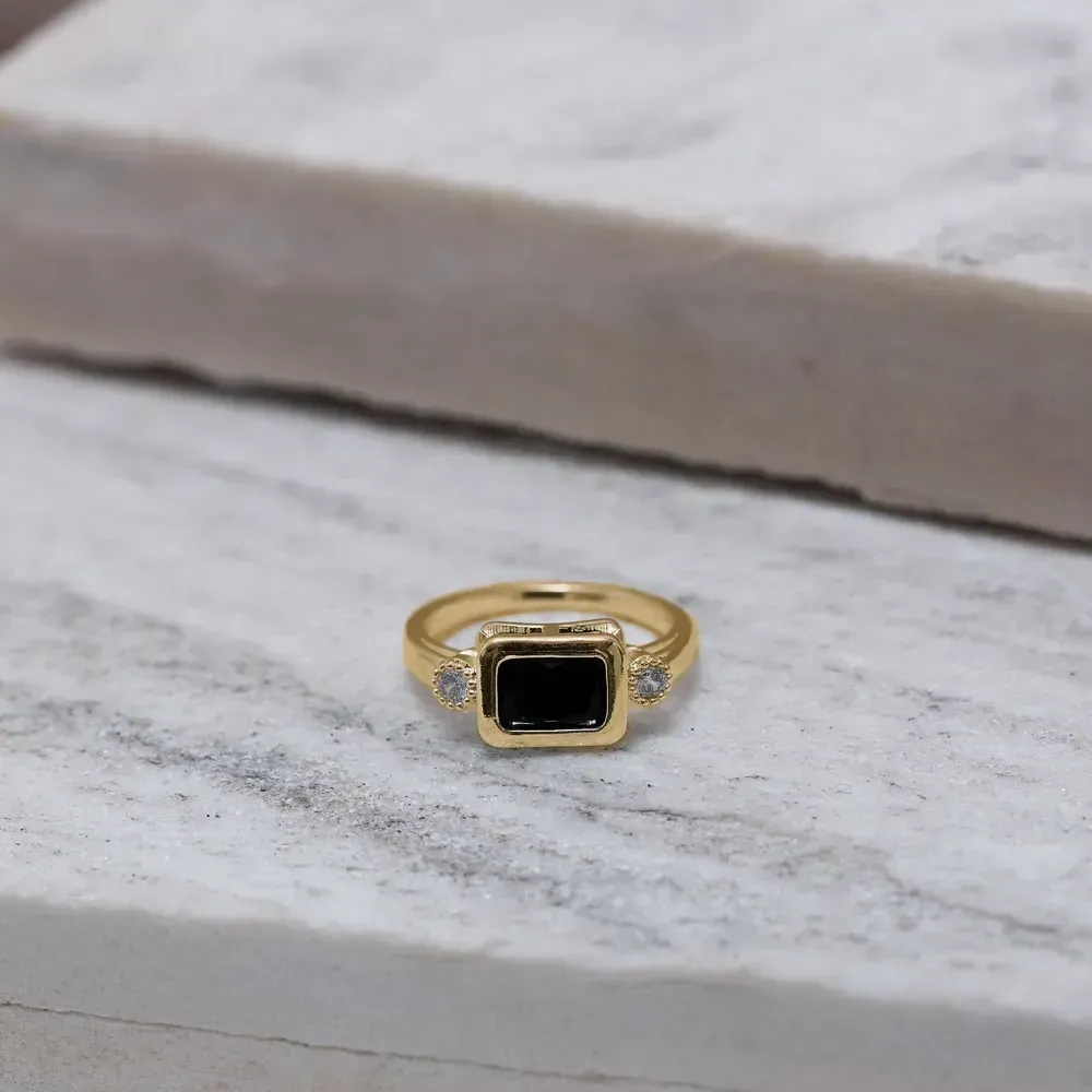 ANEL QUADRADO COM PEDRA NEGRA BANHO BANHO OURO 18K