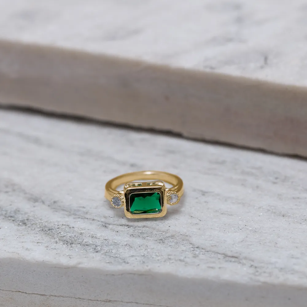 ANEL QUADRADO COM PEDRA VERDE ESMERALDA BANHO OURO 18K
