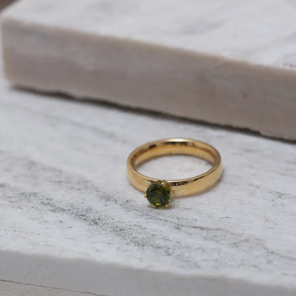 ANEL SOLITÁRIO COM PEDRA VERDE BANHO OURO 18K