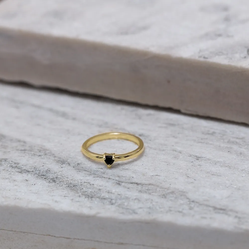 ANEL SOLITÁRIO CORAÇÃO COM PEDRA PRETO BANHO OURO 18K