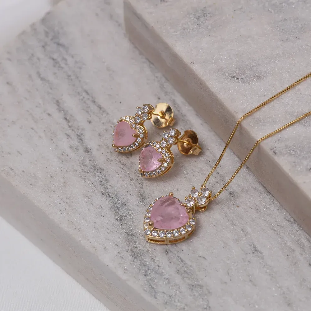 CONJUNTO CORAÇÃO COM PEDRA ZIRCÔNIA ROSA CLARO BANHO OURO 18K