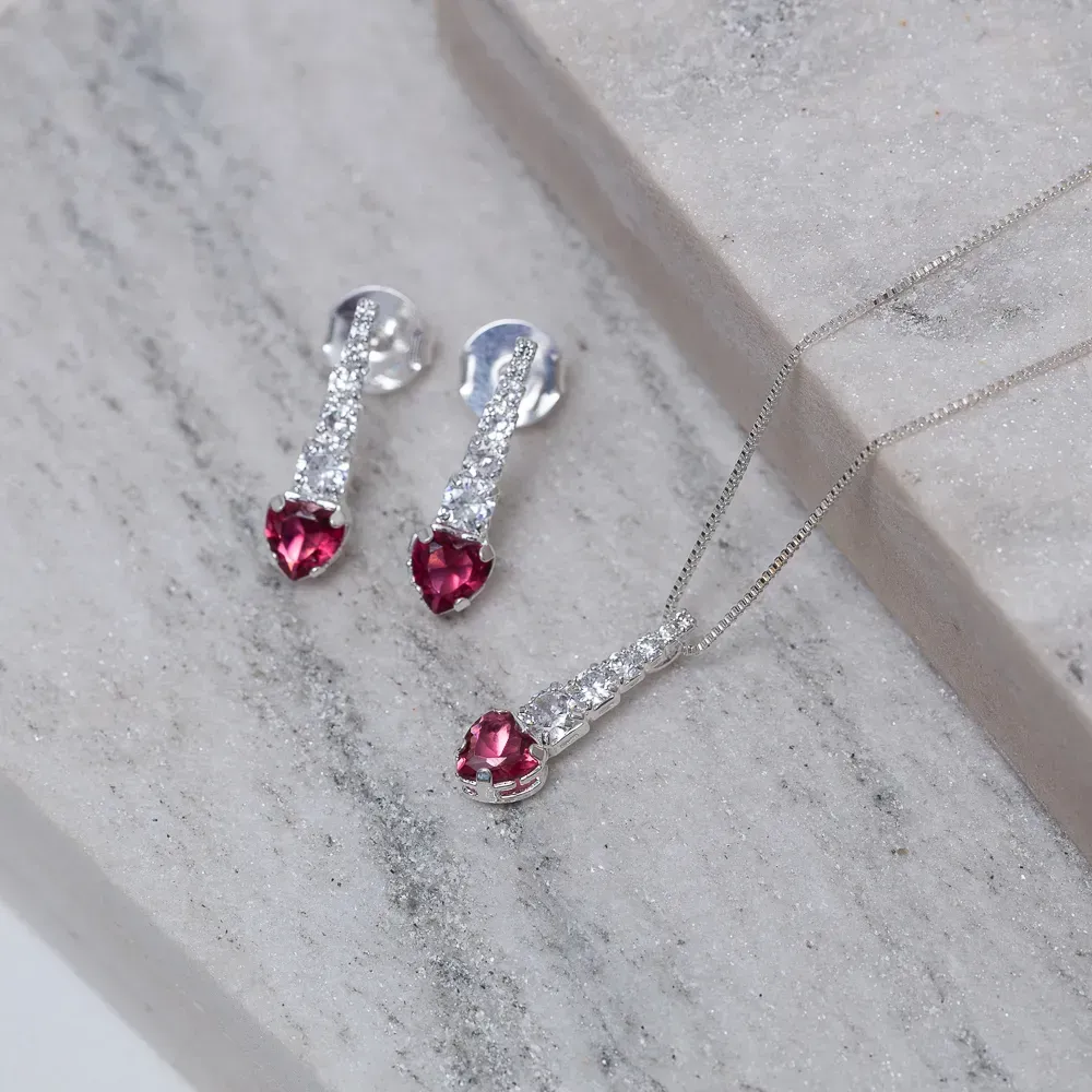 CONJUNTO CORAÇÃO PALITO COM ZIRCÔNIAS E PEDRA VERMELHO RUBI BANHO PRATA