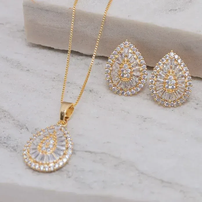 CONJUNTO GOTA CRAVEJADA COM ZIRCÔNIAS CRISTAIS BANHO OURO 18K