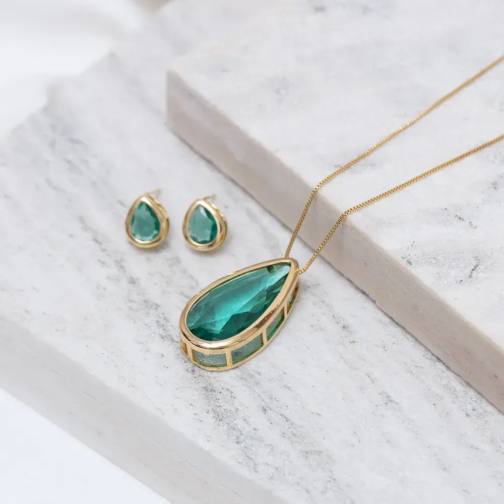 CONJUNTO GOTA GRANDE COM PEDRA VERDE BANHO OURO 18K