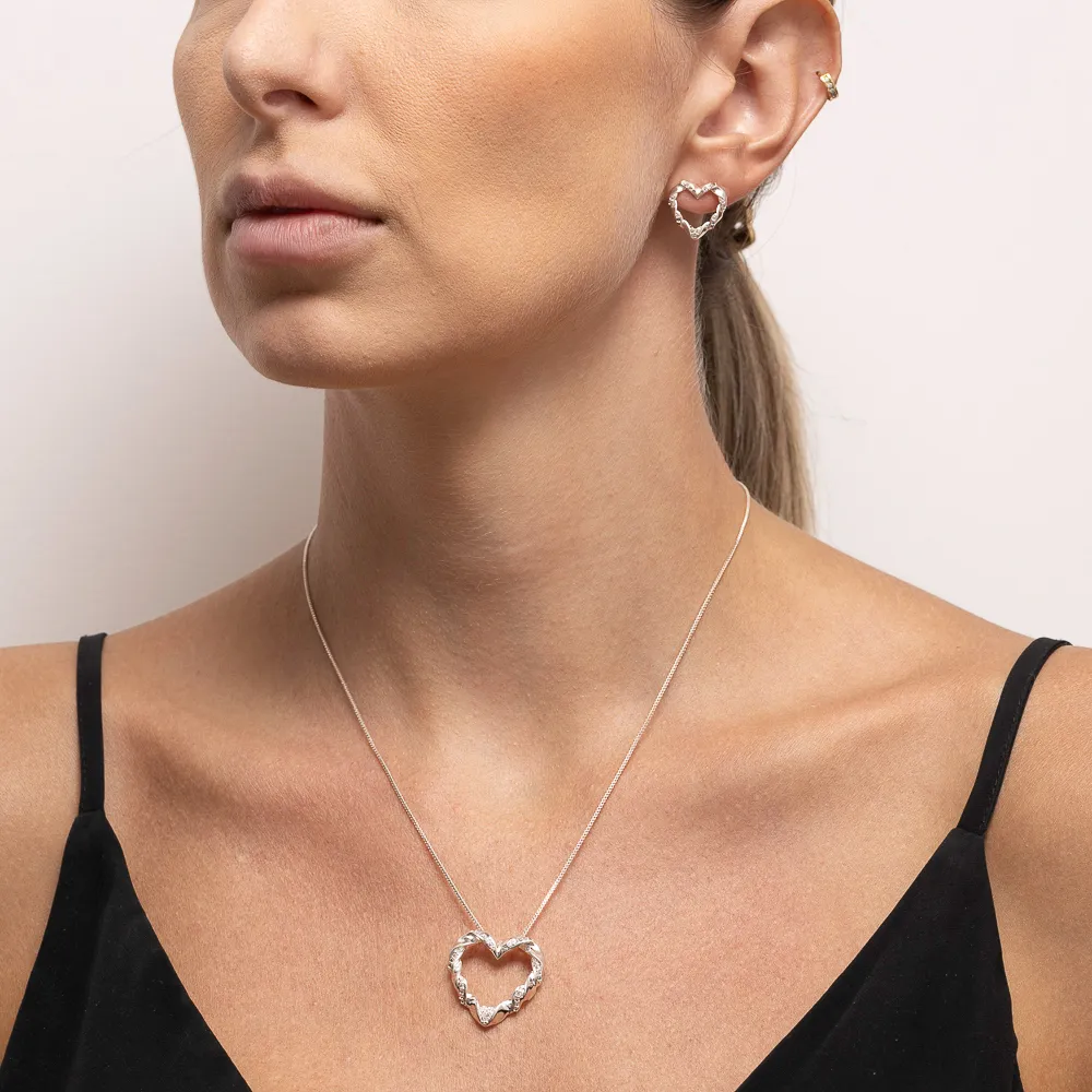 CONJUNTO CORAÇÃO TORCIDO COM ZIRCÔNIAS BANHO PRATA