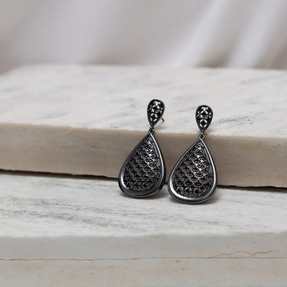 BRINCO FORMA DE GOTA COM ZIRCÔNIAS CRAVEJADAS BANHO RÓDIO NEGRO