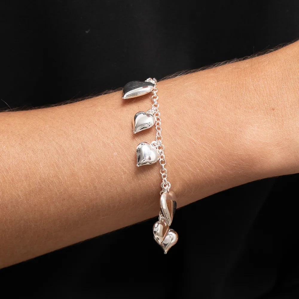 PULSEIRA COM PINGENTES CORAÇÕES BANHO PRATA
