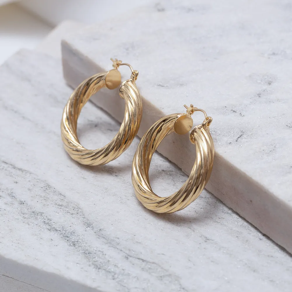 BRINCO ARGOLA TORCIDA TUBINHO FECHO JÓIA BANHO OURO 18K