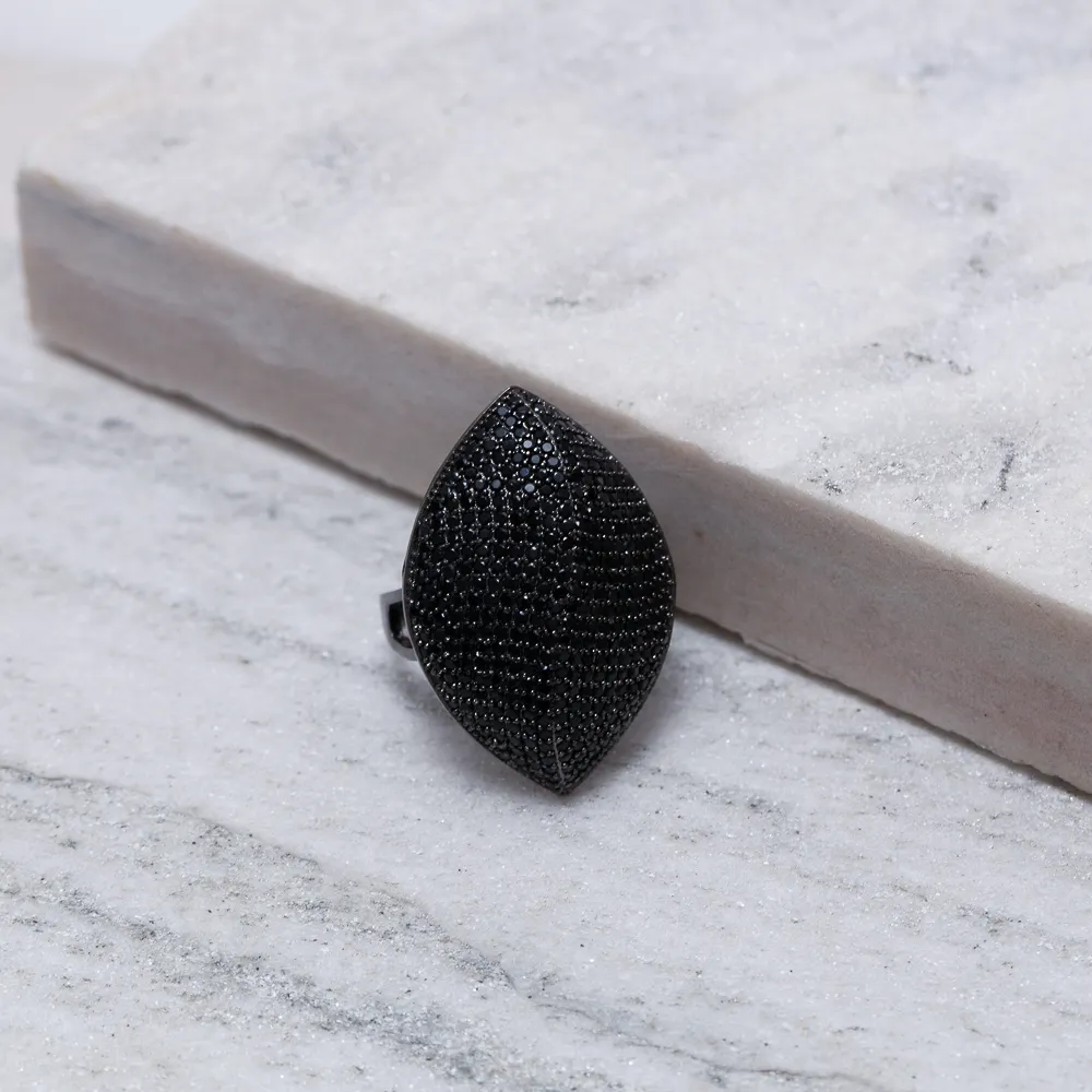 ANEL FOLHA CRAVEJADA COM ZIRCÔNIAS NEGRAS BANHO RÓDIO NEGRO