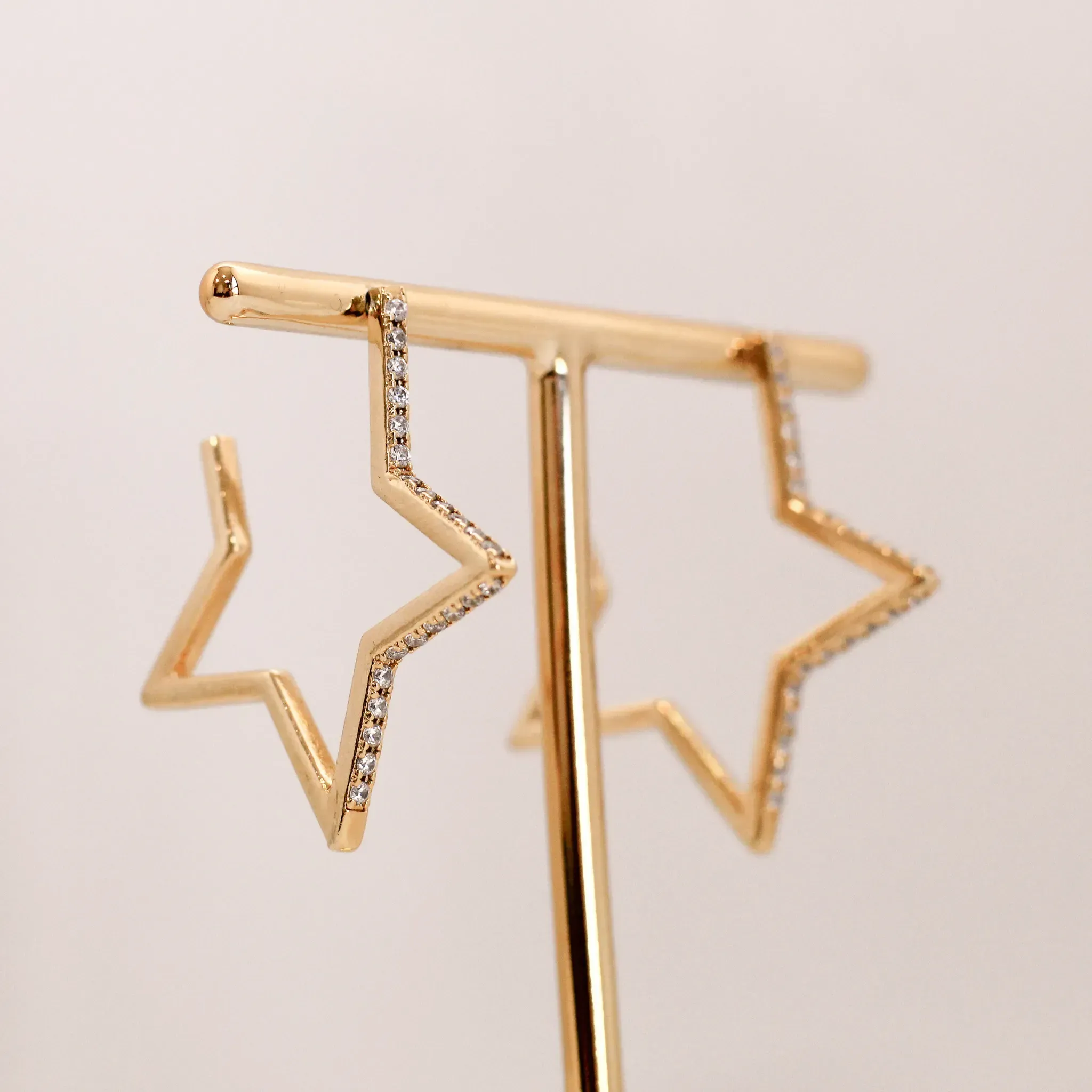 BRINCO ARGOLA ESTRELA CRAVEJADA BANHO OURO 18K