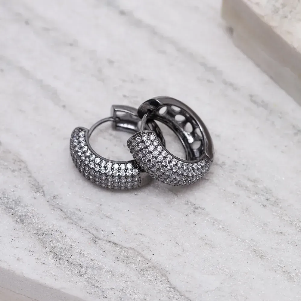 BRINCO ARGOLA M CRAVEJADA COM ZIRCÔNIAS RÓDIO NEGRO