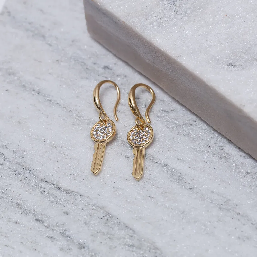 BRINCO ARGOLA PINGENTE CHAVE CRAVEJADA BANHO OURO 18K