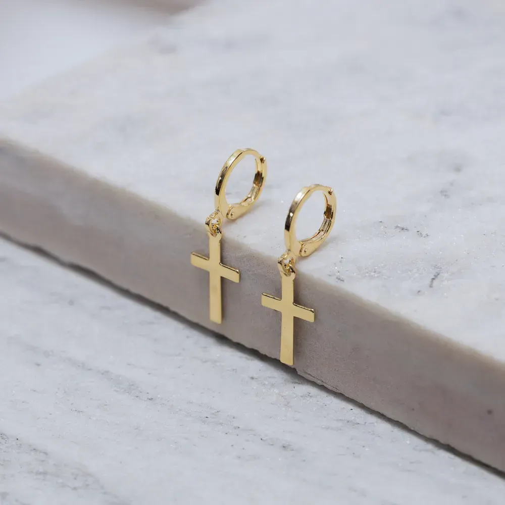 BRINCO ARGOLINHA COM CRUZ LISA BANHO OURO 18K