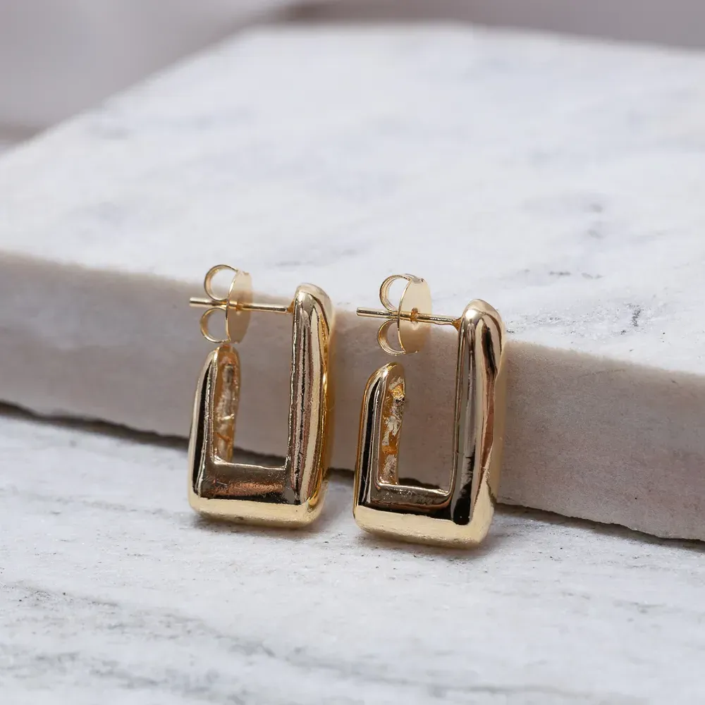 BRINCO ARGOLA QUADRADA ABAULADA BANHO OURO 18K