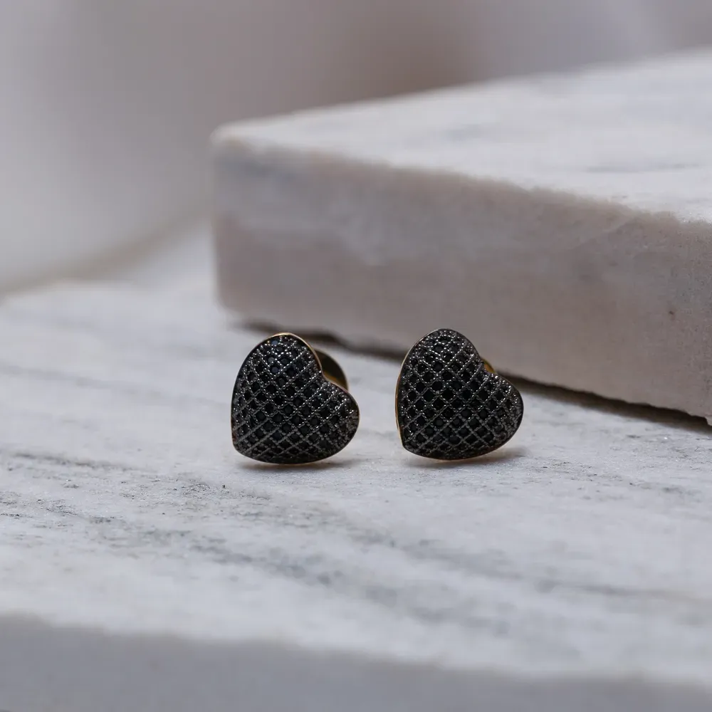 BRINCO CORAÇÃO COM ZIRCÔNIAS NEGRAS BANHO OURO 18K