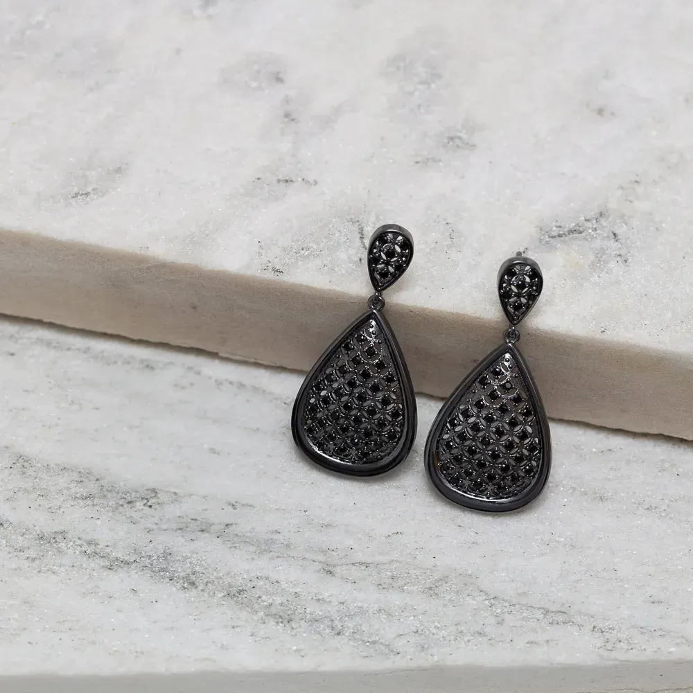 BRINCO FORMA DE GOTA COM ZIRCÔNIAS CRAVEJADAS BANHO RÓDIO NEGRO