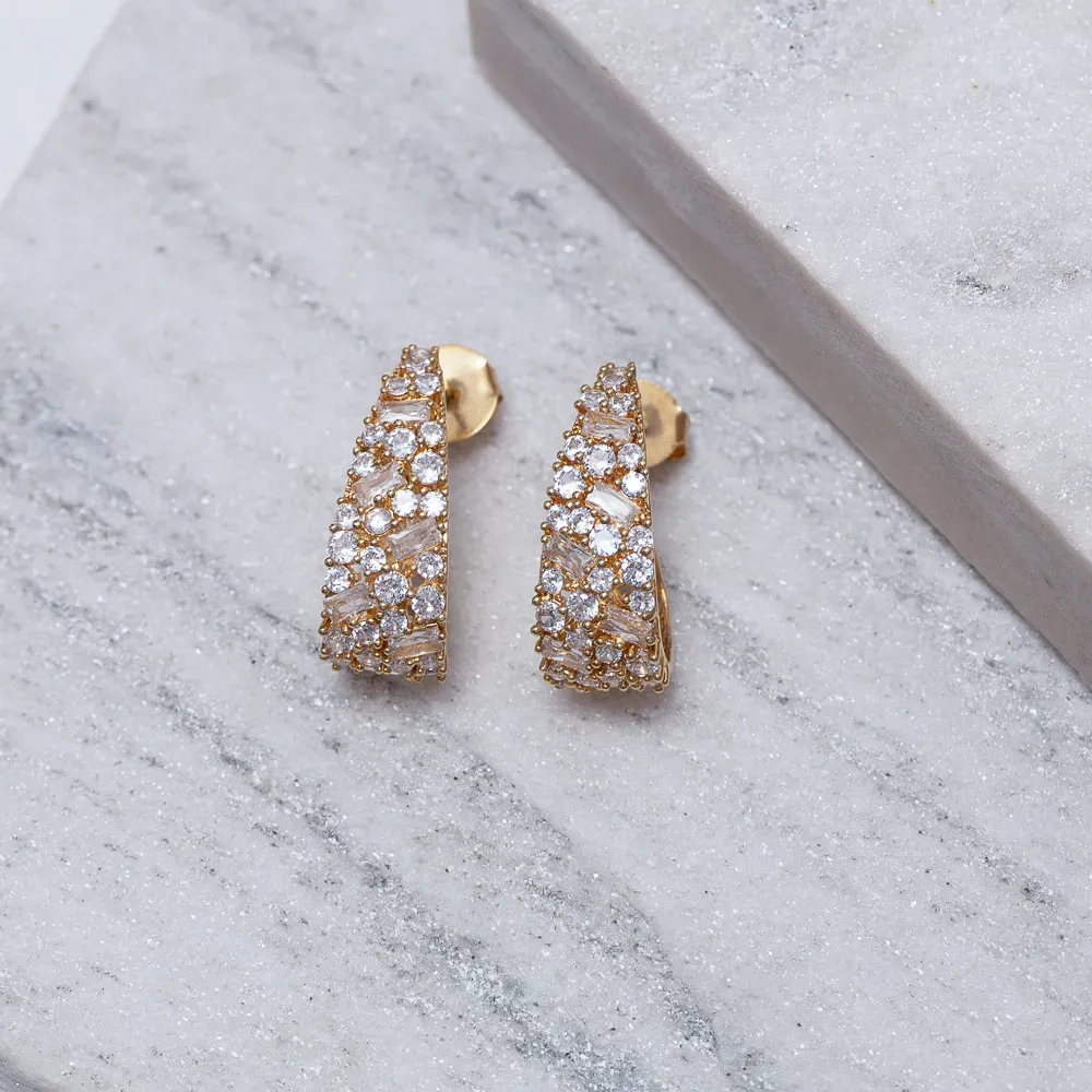 BRINCO GOTA CRAVEJADA COM ZIRCÔNIAS CRISTAIS BANHO OURO 18K