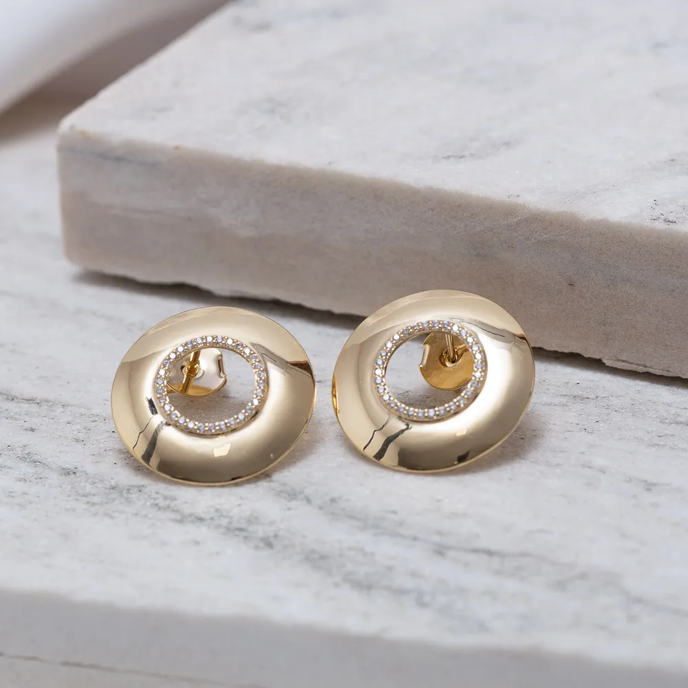 BRINCO REDONDO VAZADO COM ZIRCÔNIAS BANHO OURO 18K