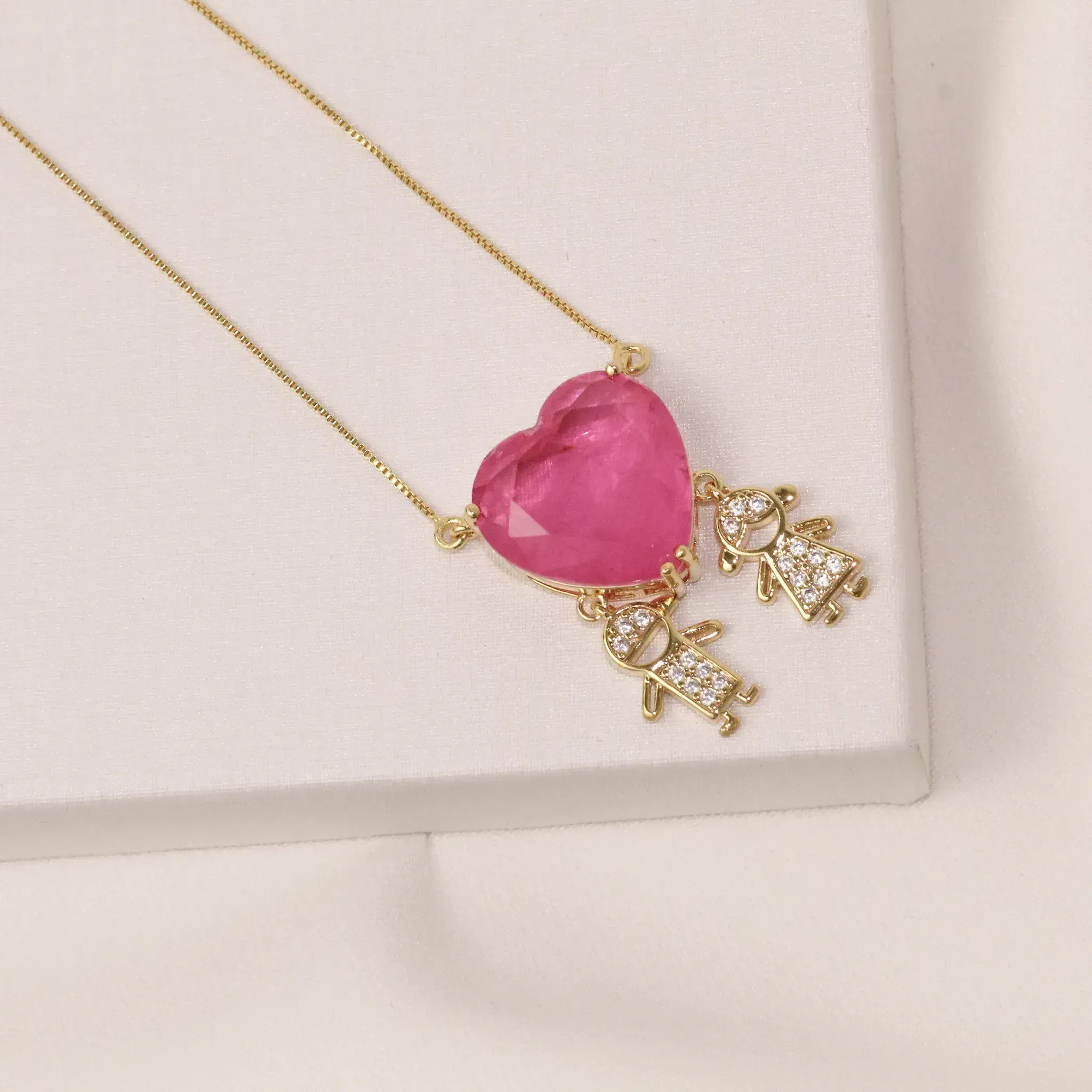 COLAR FILHOS CASAL COM CORAÇÃO PINK BANHO OURO 18K