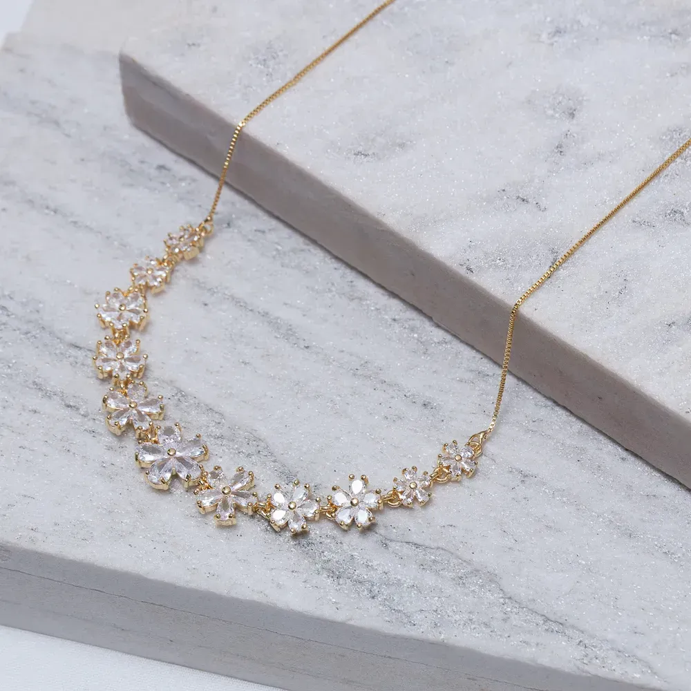 COLAR FLOR COM PEDRAS CRISTAIS BANHO OURO 18K