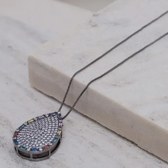 COLAR GOTA ZIRCÔNIAS CRISTAIS E COLORIDAS BANHO RÓDIO NEGRO