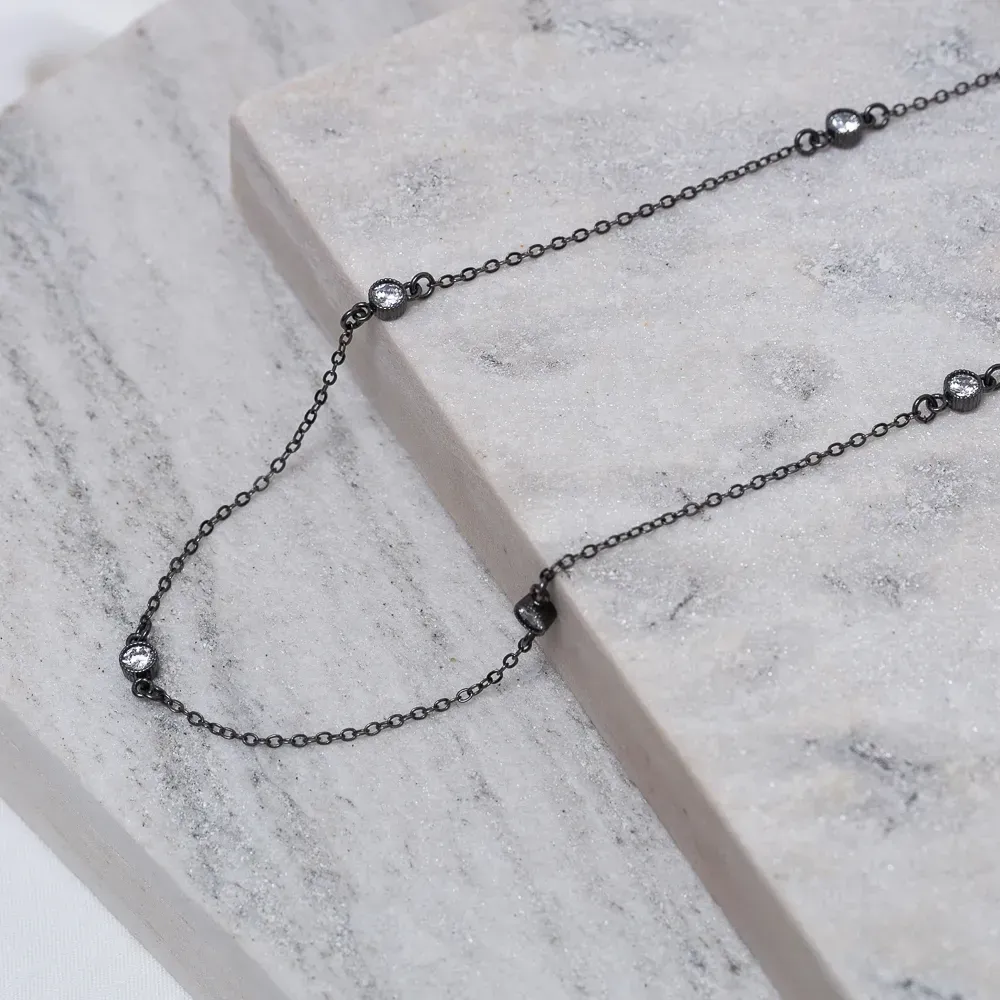 COLAR LONGO COM PEDRAS CRISTAIS BANHO RÓDIO NEGRO