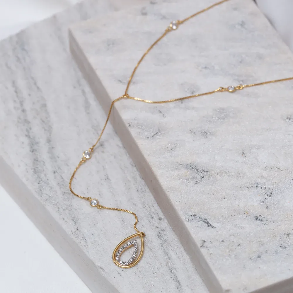 COLAR PÊNDULO COM GOTA CRAVEJADA BANHO OURO 18K