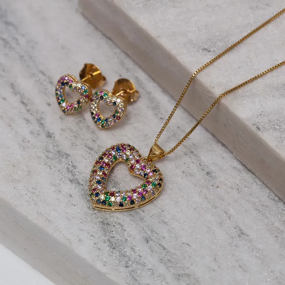 CONJUNTO CORAÇÃO PUFFER COM ZIRCÔNIAS COLORIDAS BANHO OURO 18K
