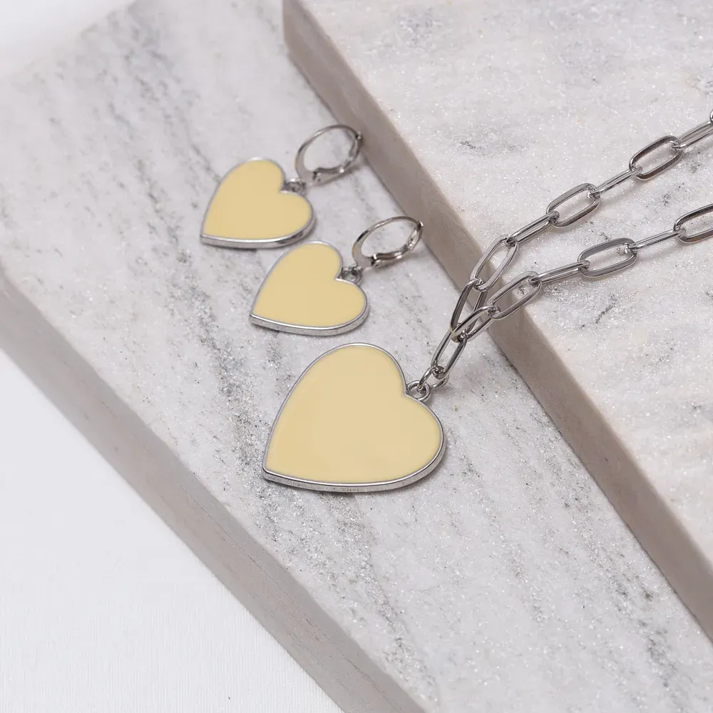 CONJUNTO CORAÇÃO ESMALTADO AMARELO MANTEIGA BANHO RÓDIO BRANCO