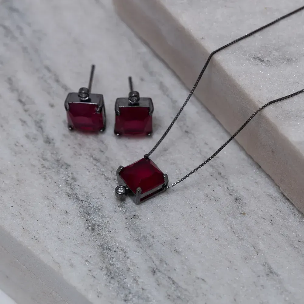 CONJUNTO QUADRADO PEDRA VERMELHO RUBI BANHO RÓDIO NEGRO