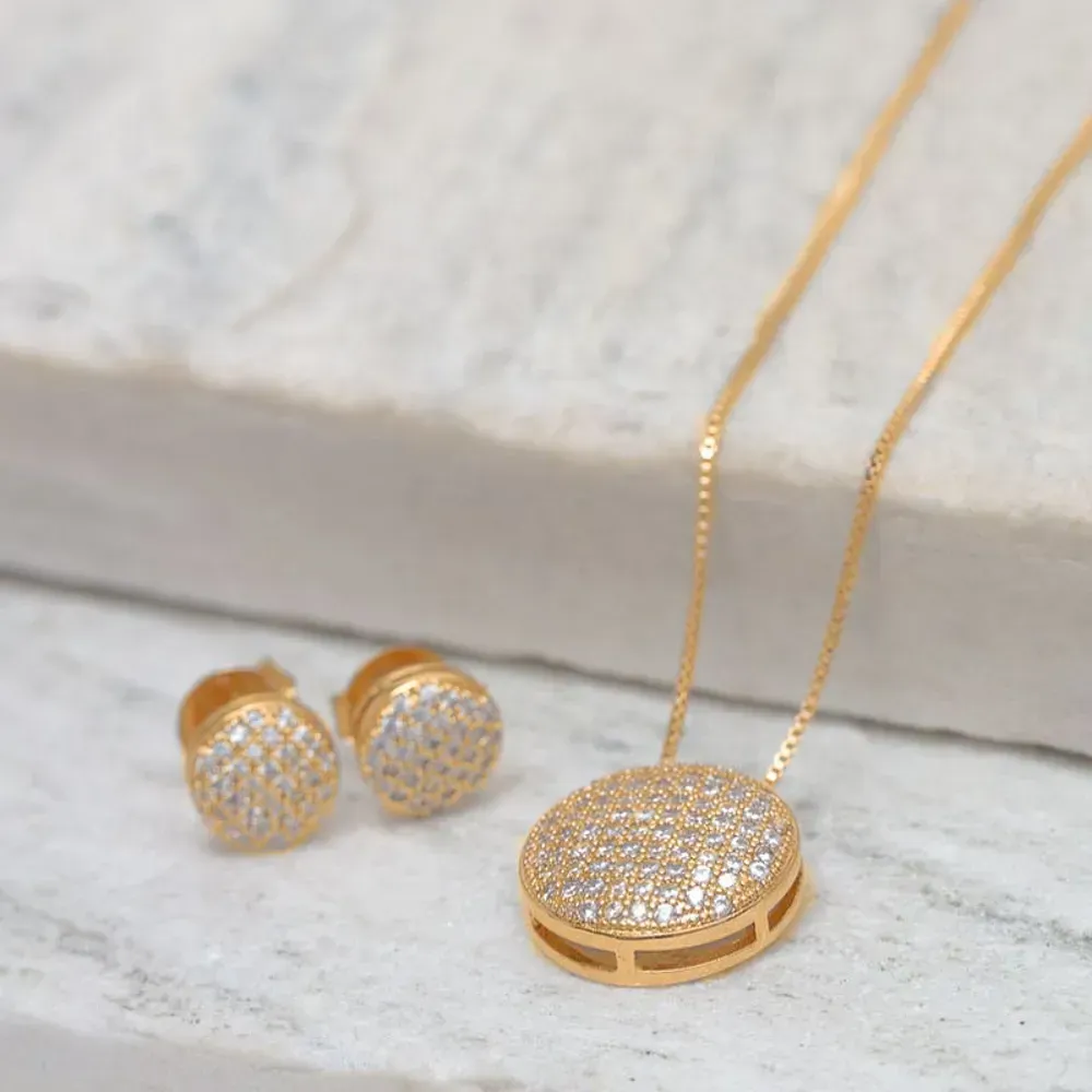 CONJUNTO REDONDO CRAVEJADO COM ZIRCÔNIAS BANHO OURO 18K