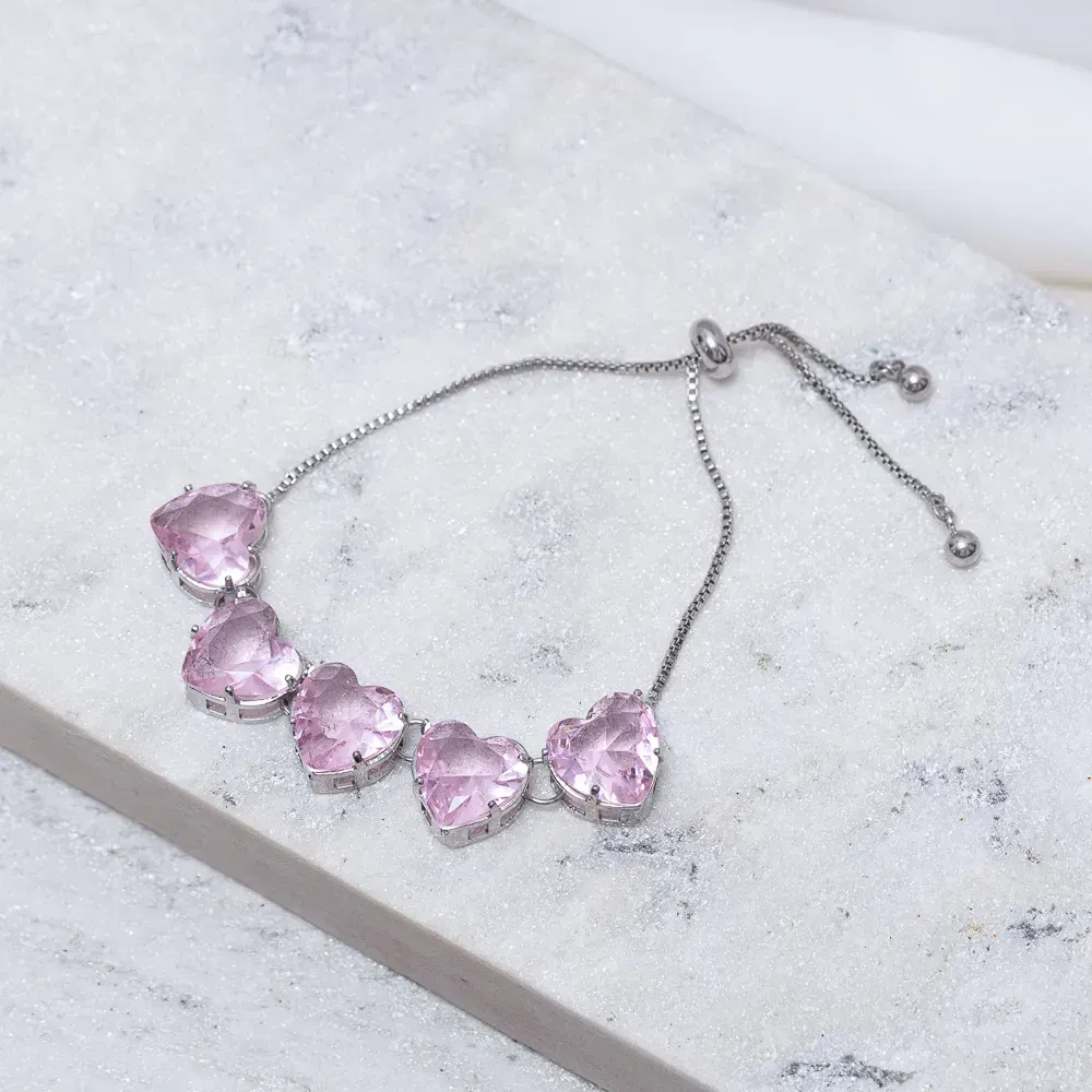 PULSEIRA GRAVATINHA CORAÇÃO COM PEDRAS ROSA CLARO BANHO RÓDIO BRANCO