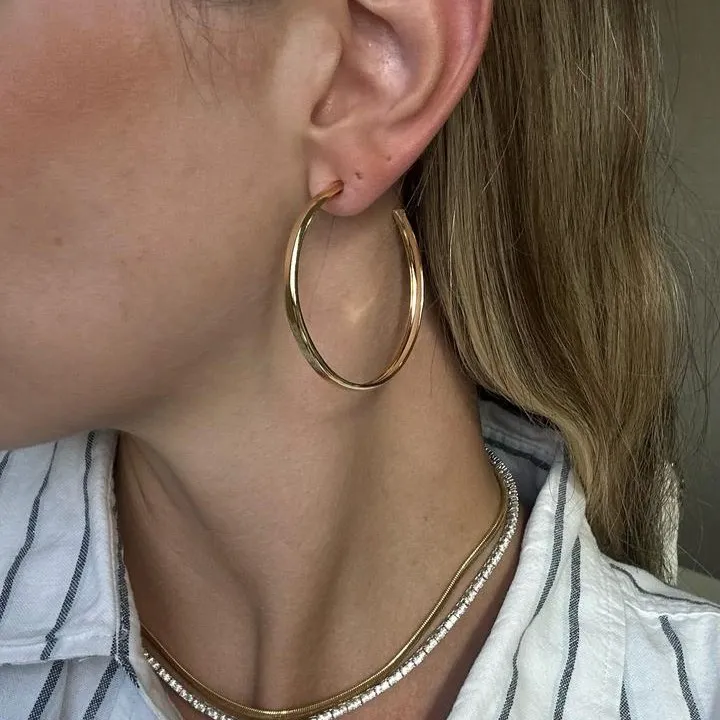 BRINCO ARGOLA MÉDIA LARGA BANHO OURO 18K