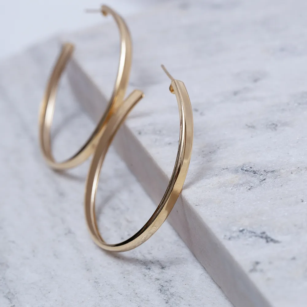 BRINCO ARGOLA MÉDIA LARGA BANHO OURO 18K