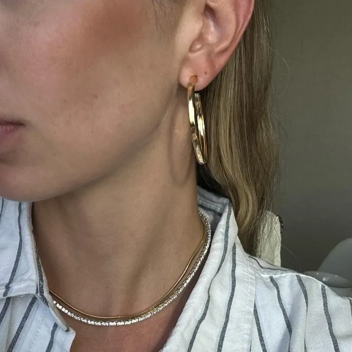 BRINCO ARGOLA MÉDIA LARGA BANHO OURO 18K