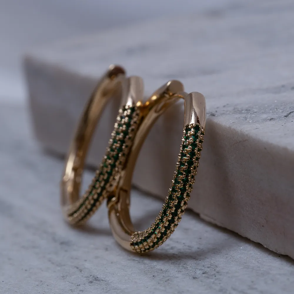 BRINCO ARGOLA COM ZIRCÔNIAS VERDE ESMERALDA BANHO OURO 18K