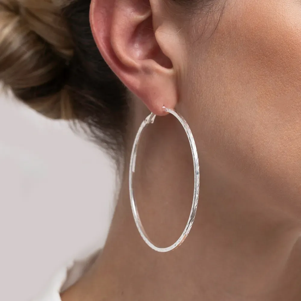 BRINCO ARGOLA GRANDE TRABALHADA BANHO OURO18K