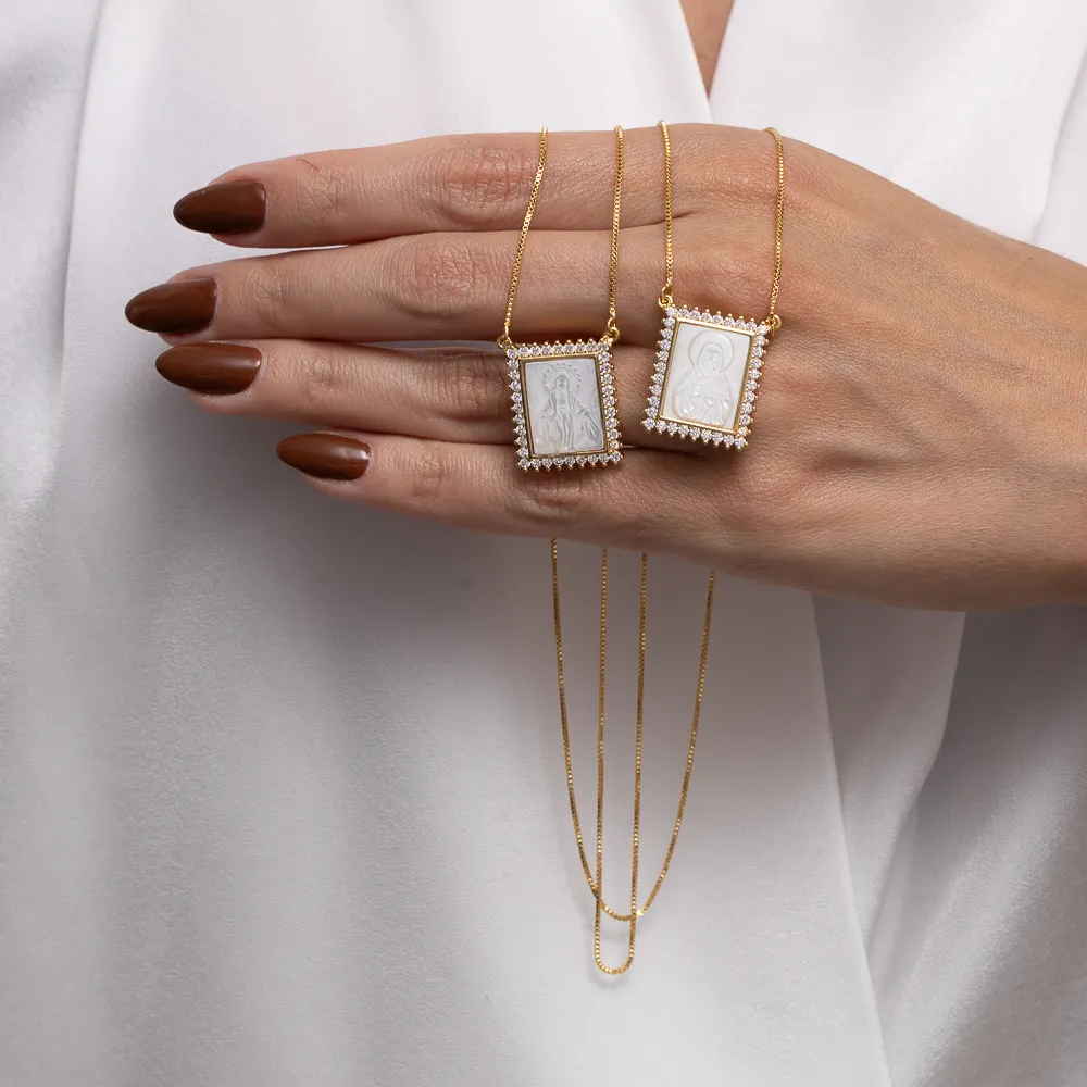 ESCAPULÁRIO MADRE PÉROLA COM ZIRCÔNIA BANHO OURO 18K