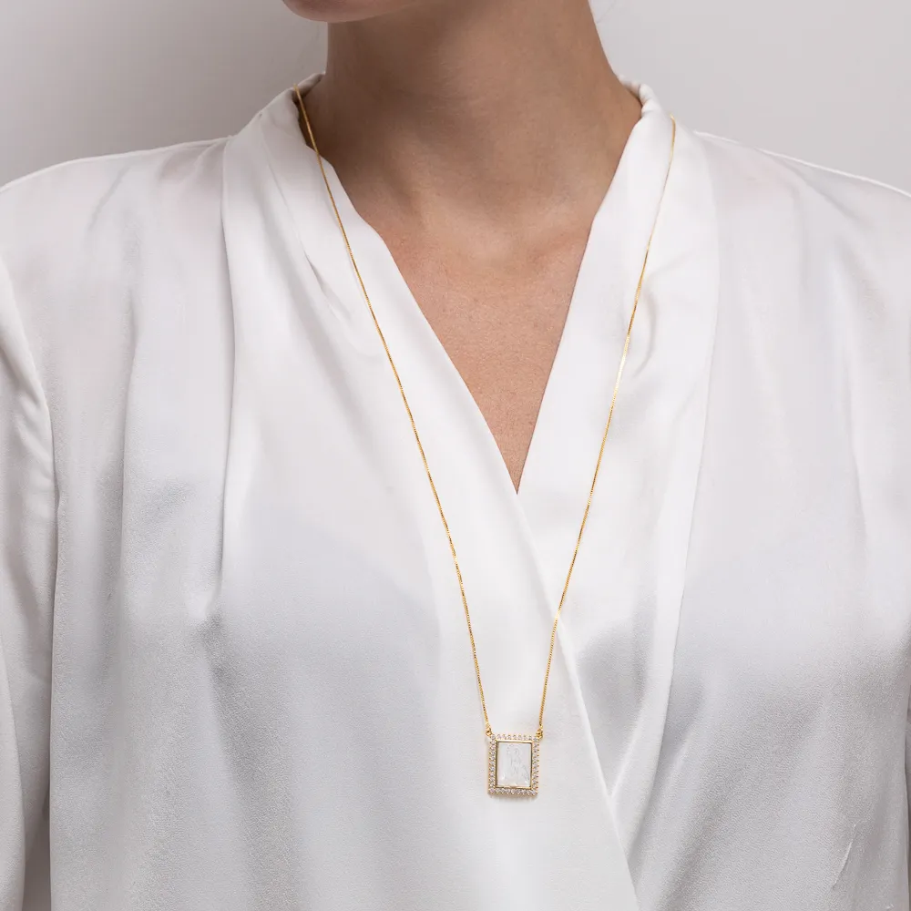 ESCAPULÁRIO MADRE PÉROLA COM ZIRCÔNIA BANHO OURO 18K