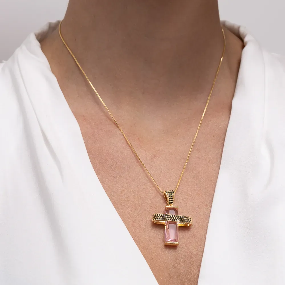COLAR CRUZ COM PEDRA ROSA CLARO BANHO OURO 18K