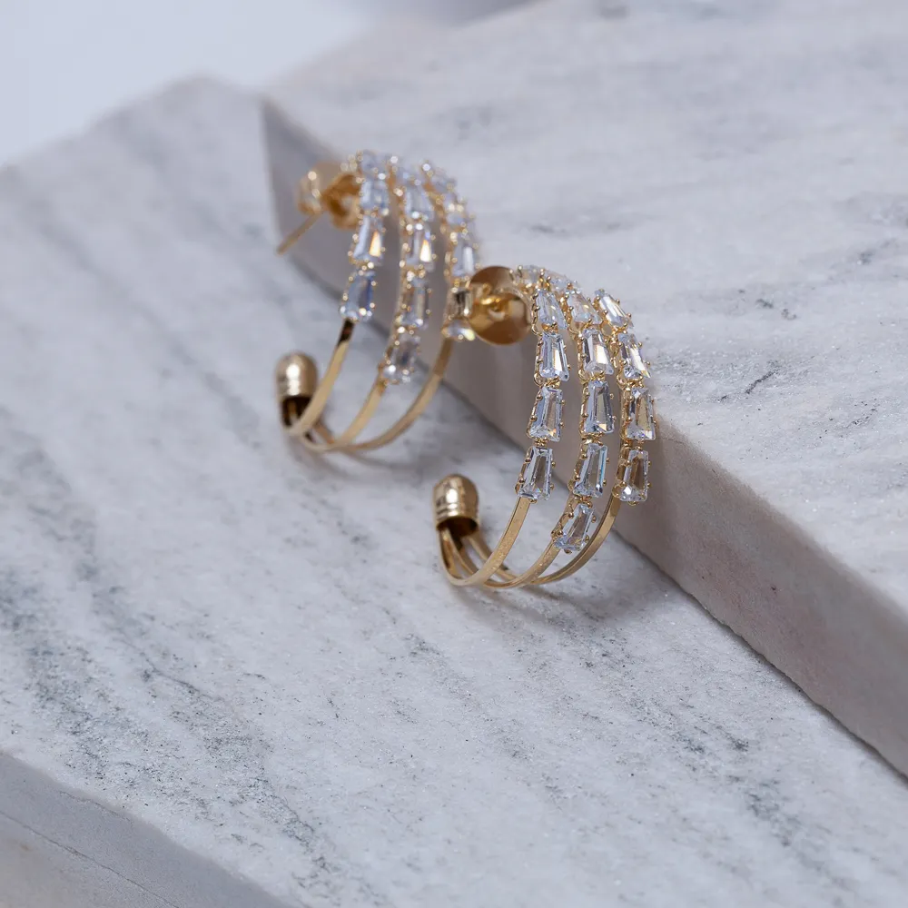 BRINCO ARGOLA TRIPLA COM ZIRCÔNIAS BANHO OURO 18K