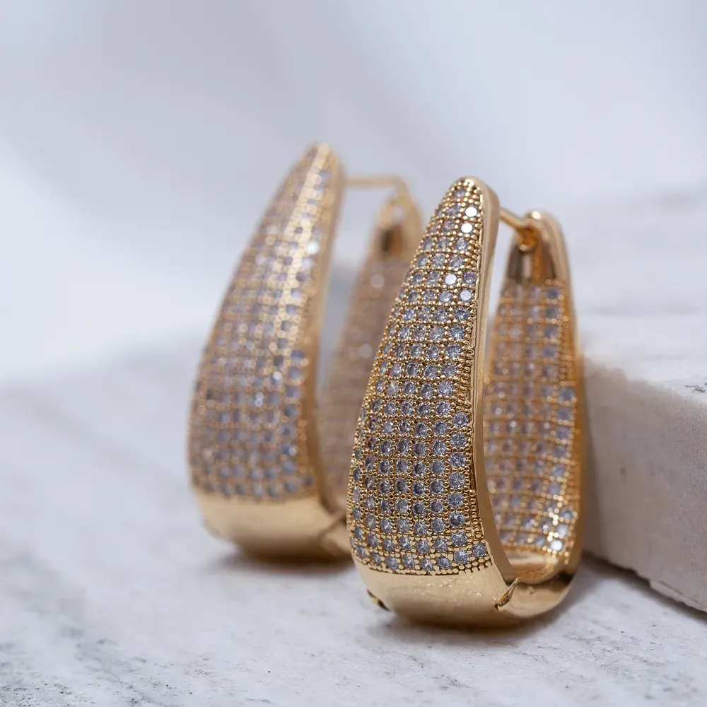 BRINCO ARGOLA GRANDE ELEGANTE CRAVEJADA BANHO OURO 18K