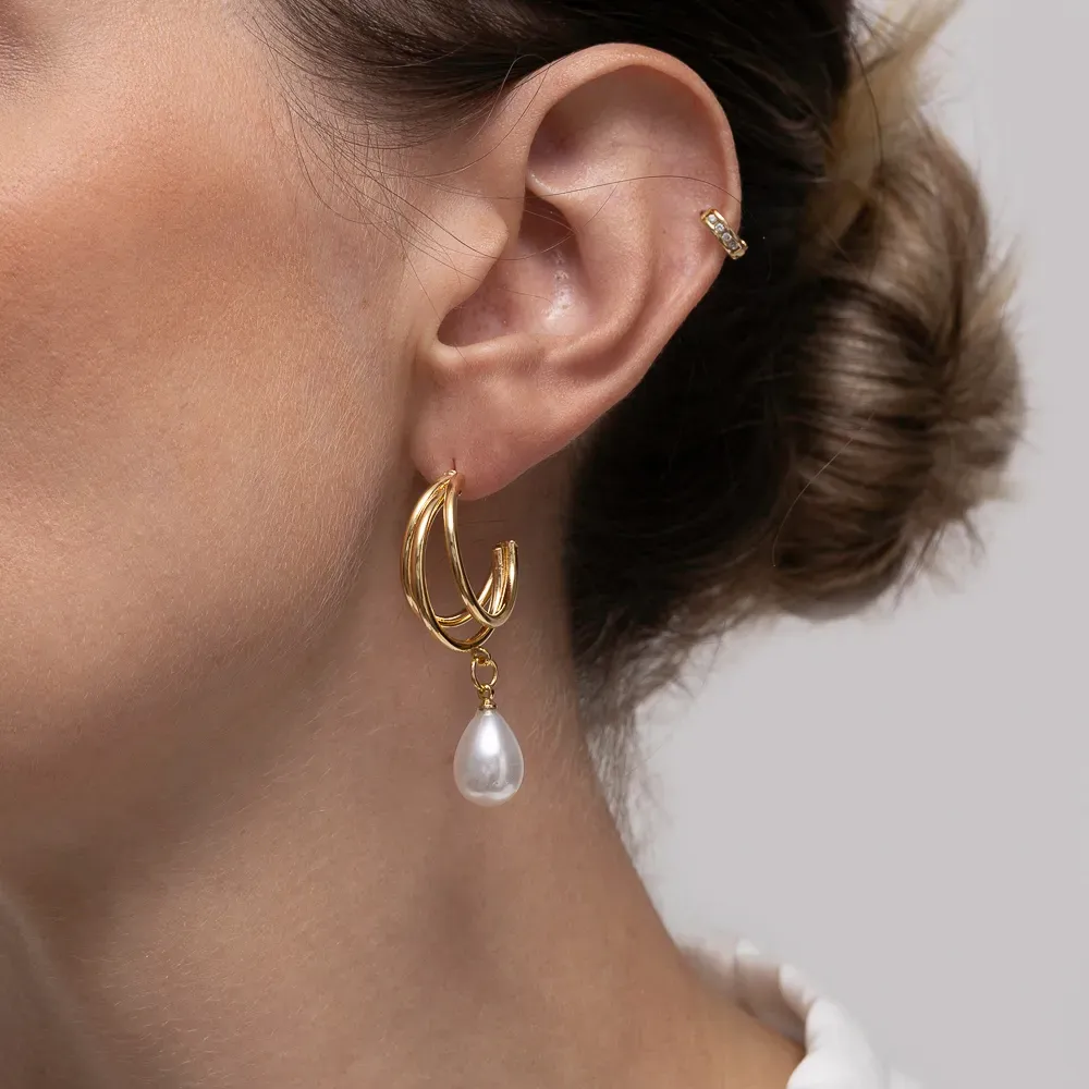 BRINCO ARGOLA TRIPLA COM PÉROLA BANHO OURO 18K