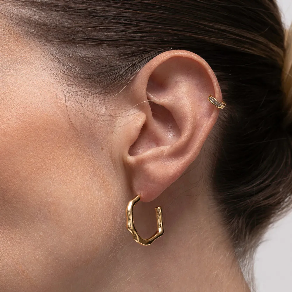 BRINCO ARGOLA ORGÂNICA ONDULADA BANHO OURO 18K