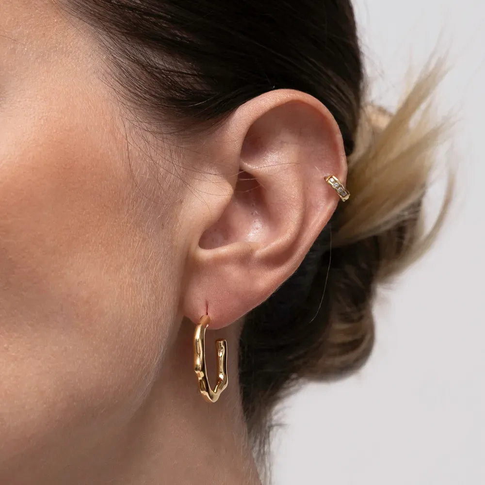 BRINCO ARGOLA ORGÂNICA ONDULADA BANHO OURO 18K