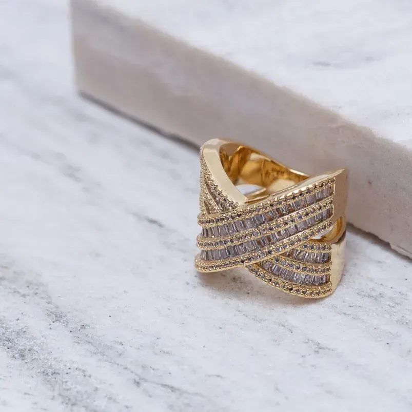 ANEL GRANDE X CRAVEJADO COM ZIRCÔNIAS NAVETE BANHO OURO 18K
