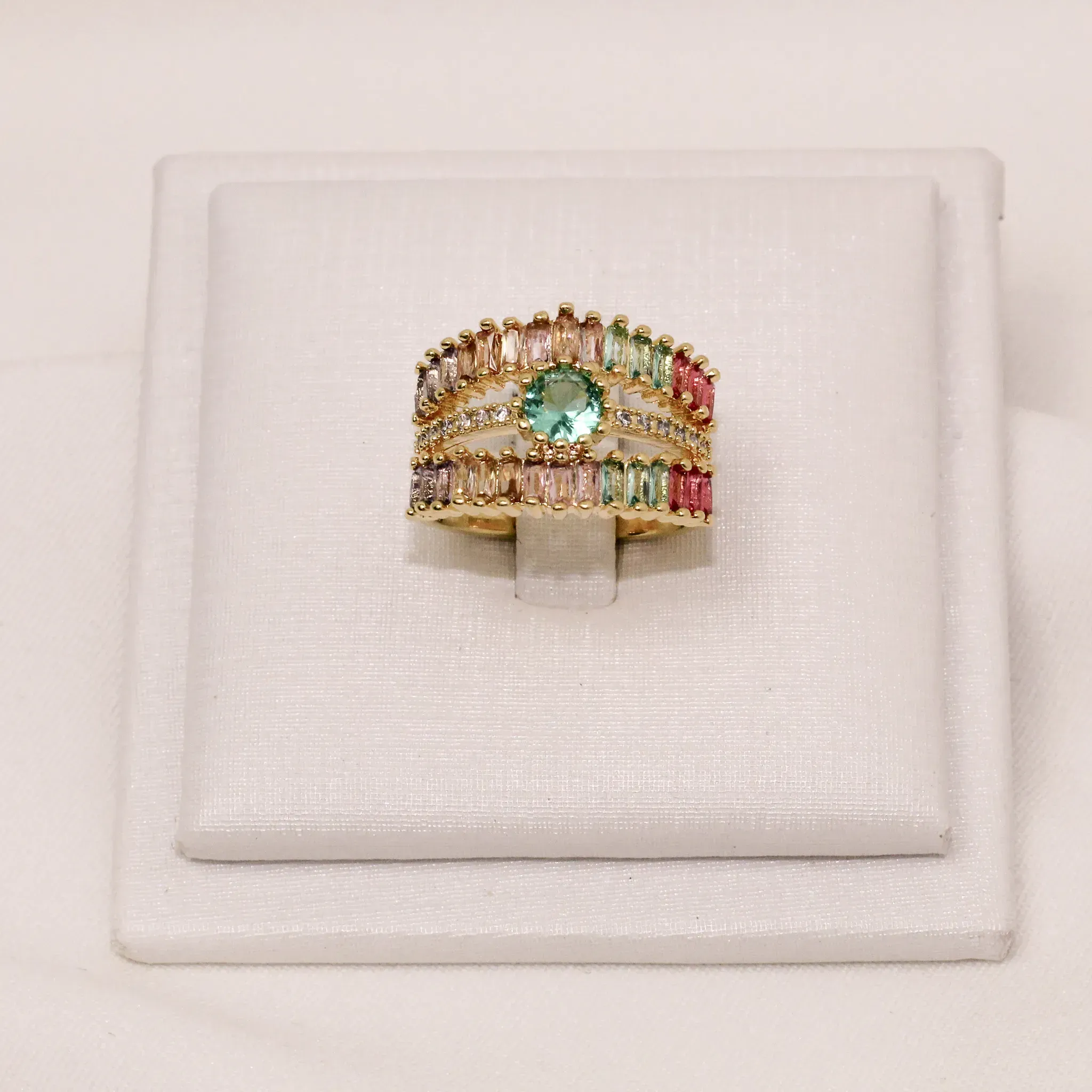 ANEL TRIPLO CRAVEJADO COM ZIRCÔNIAS COLORIDAS BANHO OURO 18K