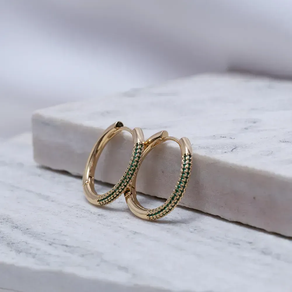 BRINCO ARGOLA COM ZIRCÔNIAS VERDE ESMERALDA BANHO OURO 18K